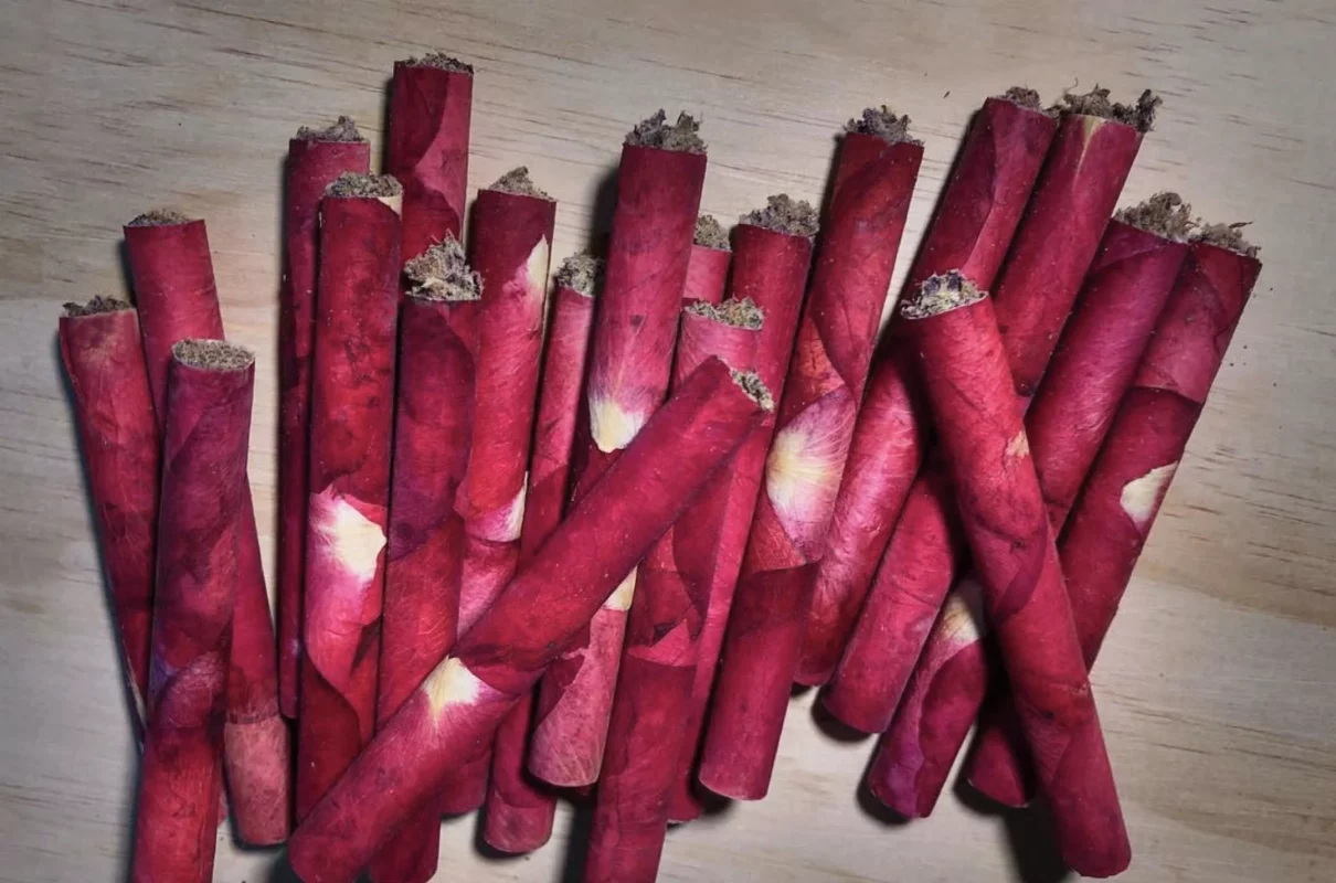 How to roll a rose petal blunt